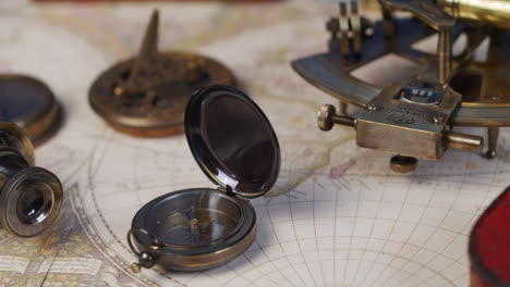 Vintage-Kompass,-Teleskop-Und-Ein-Nautischer-Sextant,-Der-Auf-Einer-Antiken-Weltkarte-Liegt