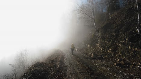 Caminando-Hacia-La-Niebla-En-Un-Camino-De-Montaña