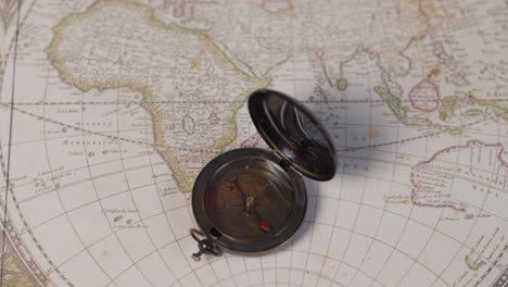 Ein-Atique-Messingkompass-Auf-Einer-Alten-Weltkarte