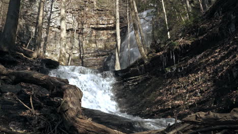 Kaskadierende-Wasserfälle,-Die-In-Dichtem-Wald-Einen-Kleinen-Bach-Hinunterstürzen,-4k