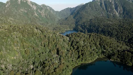 Gesamtansicht-Der-Lagunen-Des-Huerquehue-Nationalparks-Im-Süden-Chiles-An-Einem-Sonnigen-Tag---Antenne