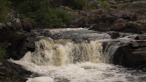Wasser-Stürzt-über-Einen-Wasserfall-In-Einem-Malerischen-Waldfluss