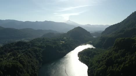 Luftaufnahme-Des-Lake-El-Leon-Mit-Dem-Vulkan-Villarrica-Im-Hintergrund-An-Einem-Sonnigen-Tag---Drohnenaufnahme