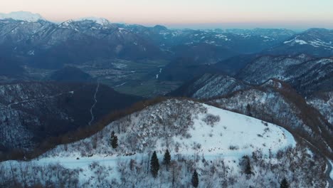 Luftaufnahme-Des-Tolmin-Beckens-Vor-Sonnenuntergang-An-Einem-Klaren,-Kalten-Wintertag
