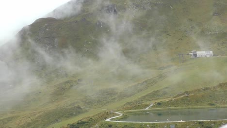 Niebla-Lenta-Rodando-Hacia-Los-Verdes-Alpes-De-Las-Laderas-En-Dachstein-Austria