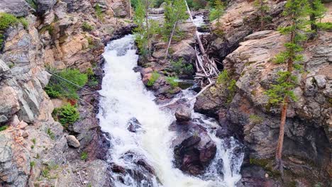 Süßwasserbach,-Der-Durch-Gebirgsfluss-In-Colorado,-Vereinigte-Staaten-Rauscht