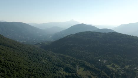 Vista-Panorámica-De-Las-Montañas-En-El-Sur-De-Chile-Con-El-Volcán-Villarrica-Al-Fondo-En-Un-Día-Soleado---Antena