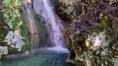Gran-Cascada-En-La-Naturaleza-Kyprianades-Waterfal-En-Corfú-Grecia