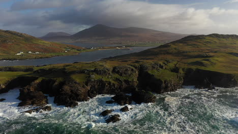 Rotierende-Filmische-Drohnenaufnahme-Der-Meereswellen-Und-Der-Küste-An-Den-Weißen-Klippen-Von-Ashleam-Auf-Dem-Wild-Atlantic-Way-In-Irland