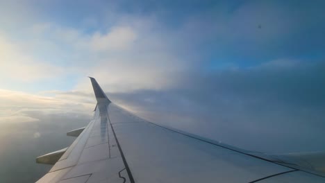 Pov-Desde-La-Ventana-Del-Avión,-Volando-A-Través-De-Nubes-Blancas-Y-Esponjosas-En-El-Cielo