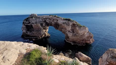 Bogenförmige-Felsformation-An-Der-Küste-Von-Mallorca-Namens-Es-Pontas