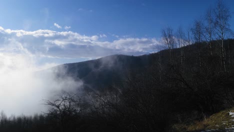 Niebla-Rodando-En-Un-Valle-De-Montaña