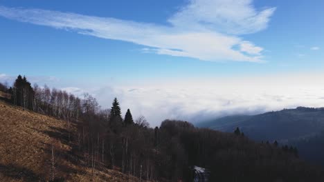 Berglandschaft-Mit-Niedrigen-Wolken