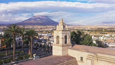 Glockenturm-Der-Kathedrale-Von-Arequipa-Und-Vulkan-Hin-Und-Her-Drohne