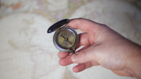Ein-Mann-Benutzt-Einen-Antiken-Cbrass-kompass