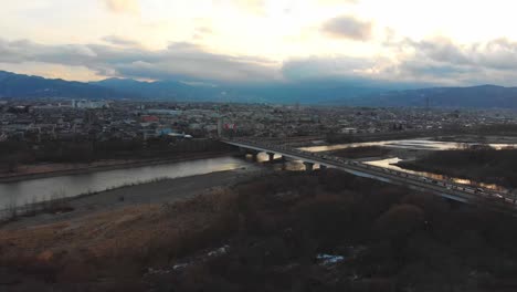 Osaka-Yodo-River-Drohnenaufnahmen-Schwenken-Nach-Unten-Rechts