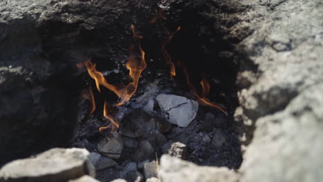Fósil-Cenizas-Quemadas-Fuego-Cuevas-De-Gas-Pavo-Dormitando-Lentamente