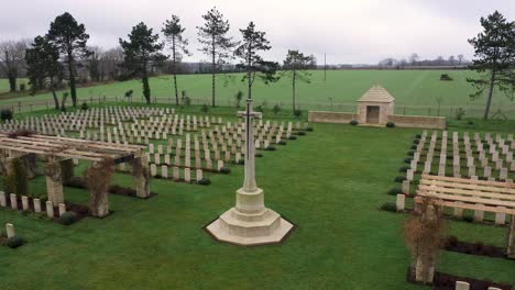 Vista-Aérea-Del-Cementerio-De-Guerra-De-Ryes-De-Bazenville-En-Normandía