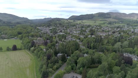 Right-to-Left-aerial-shot-of-the-Scottish-Town-of-Pitlochry