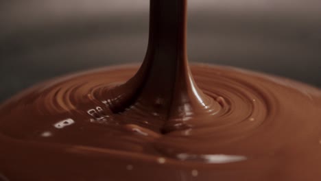 Zeitlupenaufnahme-Des-Gießens-Von-Geschmolzener-Milchschokolade