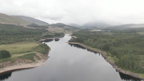Volando-Sobre-La-Represa-Laggan,-Ubicada-En-El-Río-Spean-Al-Suroeste-De-Loch-Laggan-En-Las-Tierras-Altas-Escocesas