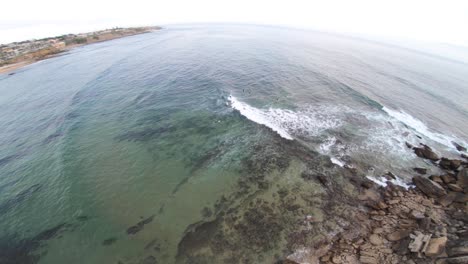Erstaunliche-Kreisförmige-Ansicht-Des-Grünen-Ozeans-An-Einem-Bewölkten-Tag