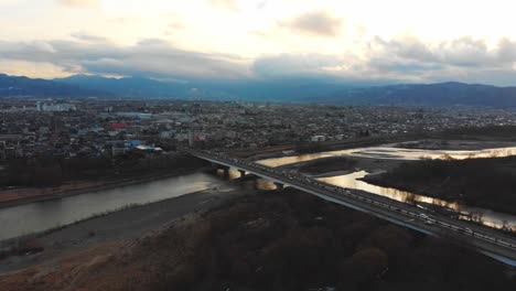 Osaka-Yodo-River-Drohnenaufnahmen-Schwenk-Links