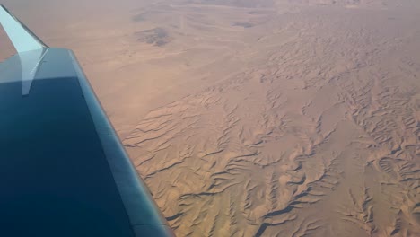 El-Desierto-Del-Sahara-En-El-Norte-De-áfrica-Visto-Desde-La-Ventana-De-Un-Avión