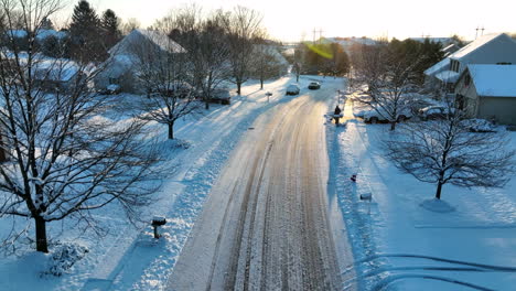 Homes-in-American-neighborhood-after-fresh-winter-snow