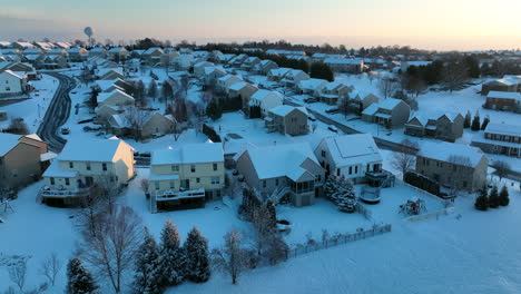 Häuser-In-Der-Nachbarschaft-Der-USA-Mit-Frischem-Winterschnee-Bedeckt