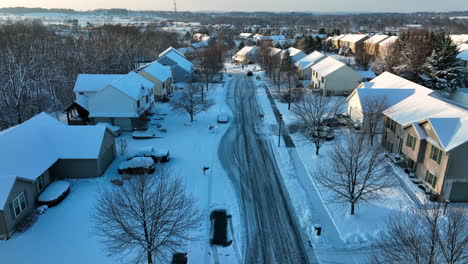 Wohnhäuser-In-Den-USA-Mit-Frischem-Winterschnee-Bedeckt