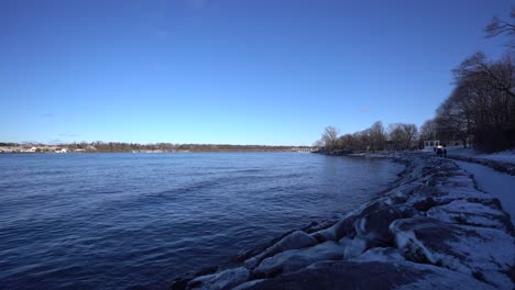 Niagara-En-El-Lago-Durante-El-Invierno-Con-Nieve-Y-Hielo---Lago-Ontario-Durante-El-Frío-Día-De-Invierno-Con-Un-Cielo-Azul-Brillante