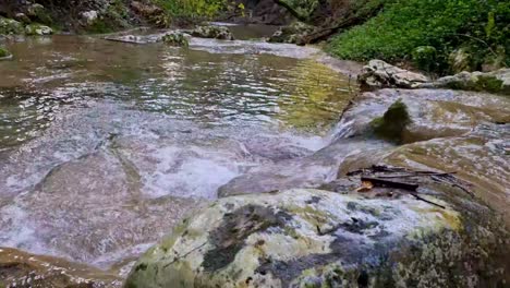 Schöner-Fluss-Und-Kleiner-Wasserfall-Im-Wald-In-Korfu-Griechenland