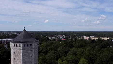 Aufsteigende-Antenne-Vom-Paide-Wittenstein-Turm-In-Estland-Im-Sommer,-Die-Die-Stadt-Enthüllt