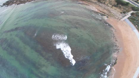 Erstaunliche-Aussicht-Auf-Das-Grüne-Meer-Mit-Transparentem-Wasser