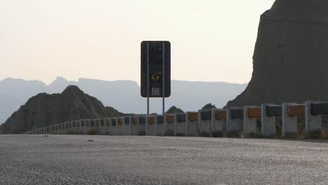 Aviso-De-Señal-De-Tráfico-Junto-A-La-Barrera-De-Tráfico-De-La-Autopista-En-Baluchistán