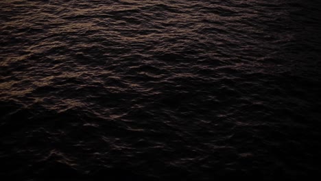 Sonnenuntergangslicht,-Das-Auf-Der-Wasseroberfläche-Des-Sees-Friedliche-Wellen-Reflektiert