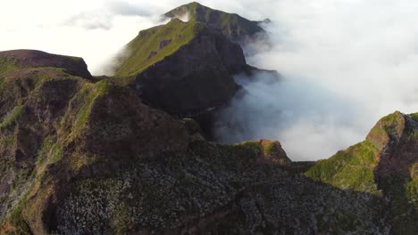 Ein-Einzigartiger-Anblick-über-Den-Wolken-Auf-Der-Insel-Madeira,-Luftaufnahmen,-Die-Das-Grün-Der-Bergregion-Zeigen
