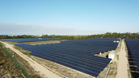 PV-Module-In-Einem-Solarkraftwerk-In-Portugal,-Das-Energie-Aus-Sonnenlicht-Erzeugt