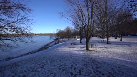 Niagara-Am-Seestrand-Im-Winter-Mit-Weißem-Schnee-überall-Mit-Leuten,-Die-Am-Hellen-Tag-Mit-Blauem-Himmel-In-Der-Ferne-Spazieren-Gehen---Ontario,-Kanada-Touristenort
