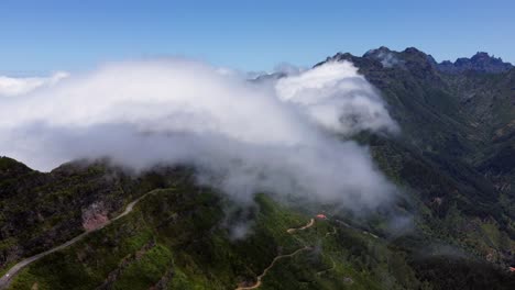 Nubes-Rodando-Hacia-Uno-De-Los-Valles-De-La-Isla-De-Madeira