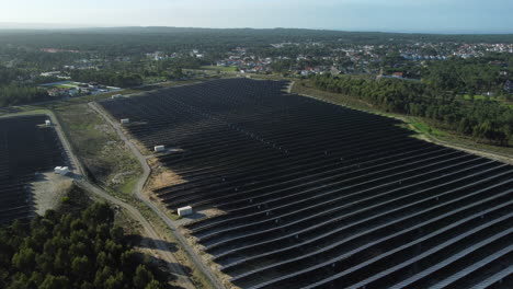 Luftaufnahme-Von-Riesigen-Solarparks-In-Der-Nähe-Der-Stadt-In-Portugal