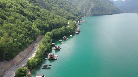 Tara-Nationalpark-Luftaufnahme-Von-Serbien-Reise-Sommerferienziel-Mit-Schwimmendem-Hausboot-Auf-Klarem-Wasser-See-Berge-Landschaft