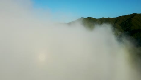 Saliendo-De-Las-Nubes-Mientras-Los-Hermosos-Picos-De-Madeira-Se-Hacen-Visibles