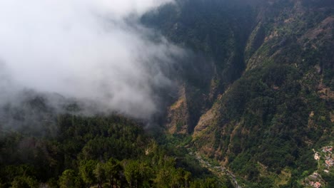 Wolken-Rollen-Ins-Tal-Auf-Der-Insel-Madeira