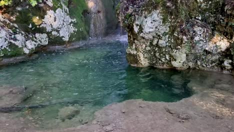 Wasserfall-Im-Dorf-Kiprianades-Im-Norden-Von-Korfu