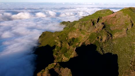 Volando-Por-Encima-De-Las-Nubes-Alrededor-De-Los-Picos-De-Las-Montañas-En-La-Isla-De-Madeira