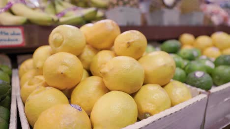Caja-De-Limón-En-El-Pasillo-De-La-Tienda-De-Comestibles-Con-Limas-Maduras-Y-Otras-Frutas-Tropicales