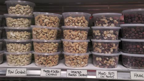 Gemischte-Nüsse,-Erdnüsse-Und-Cashew-Snacks-Stehen-In-Plastikbehältern-Auf-Einem-Supermarktregal