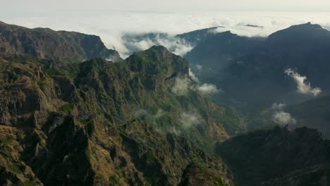 Imágenes-De-Drones-De-La-Región-Montañosa-De-Madeira